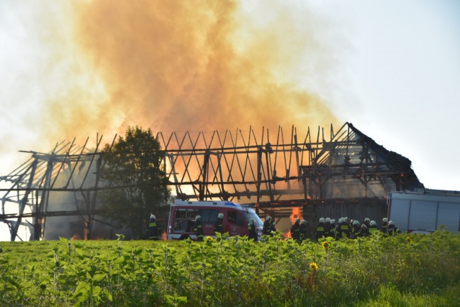 Acht Feuerwehren bei Großbrand eines Bauernhofes in Gramastetten im Einsatz
