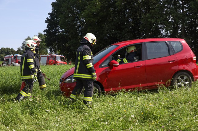 Autolenkerin landet in Oberndorf bei Schwanenstadt nach Fahrt durch Feld und Wiese in Bachbett