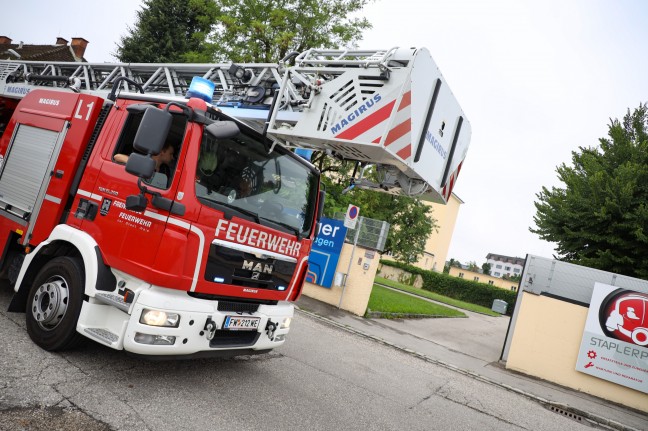 Einsatz der Feuerwehr nach gemeldetem Gasgeruch in Bildungszentrum in Wels-Pernau