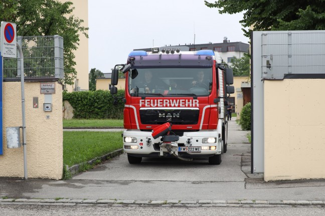 Einsatz der Feuerwehr nach gemeldetem Gasgeruch in Bildungszentrum in Wels-Pernau