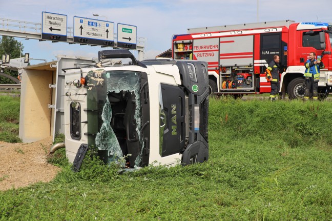 Schotter-LKW bei Unfall auf Wiener Straße in Traun in angrenzendem Feld umgestürzt