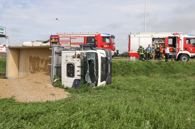 Schotter-LKW bei Unfall auf Wiener Straße in Traun in angrenzendem Feld umgestürzt