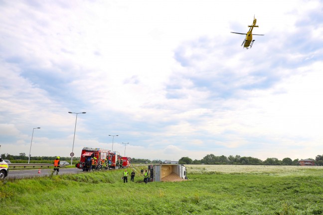 Schotter-LKW bei Unfall auf Wiener Straße in Traun in angrenzendem Feld umgestürzt