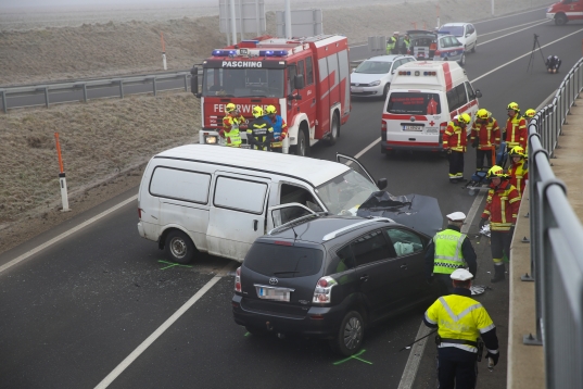 Schwerer Verkehrsunfall auf Kremstal Straße in Pasching