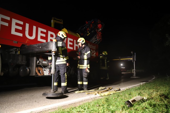 Auto bei Verkehrsunfall in Katsdorf in bewaldeter Böschung gelandet