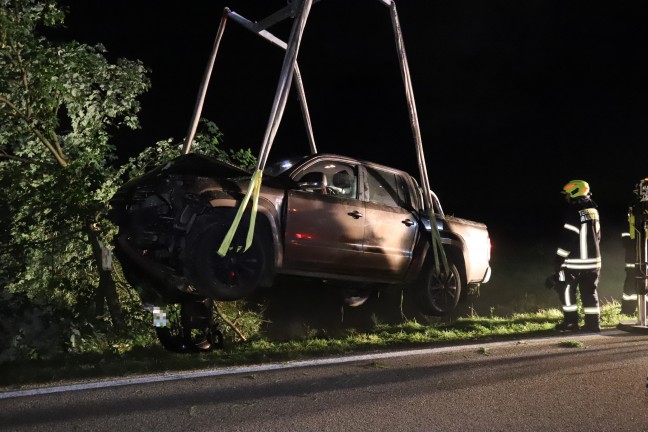 Auto bei Verkehrsunfall in Katsdorf in bewaldeter Böschung gelandet