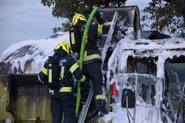 Drei Feuerwehren bei Mähdrescherbrand in Kremsmünster im Einsatz