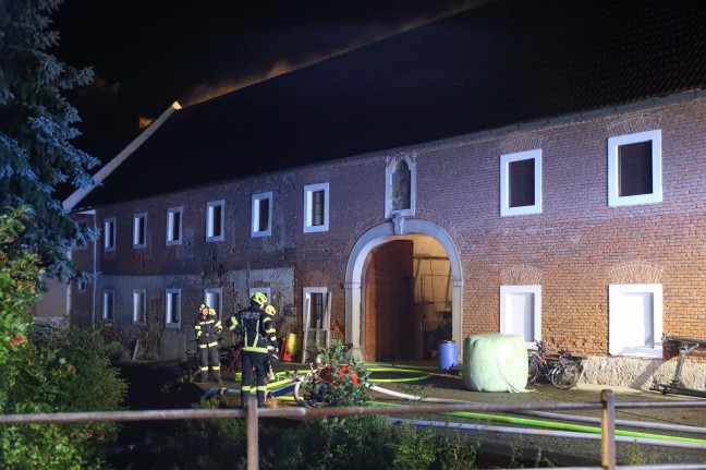 Brand nach Blitzschlag in Bauernhof in Asten