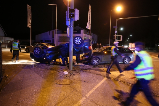 Sechs Verletzte bei schwerem Kreuzungscrash in Wels-Lichtenegg