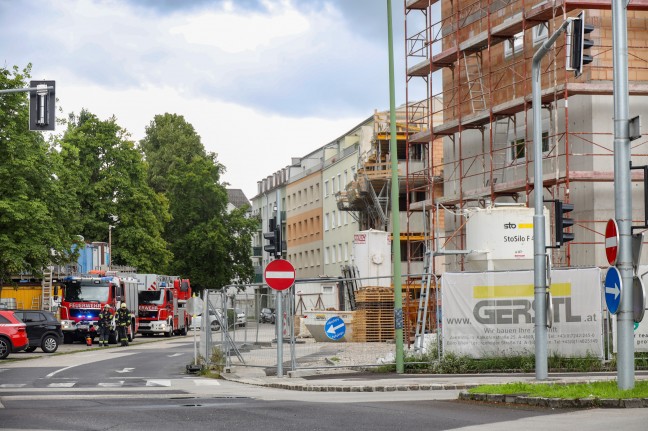 Isolieranstrich: Einsatzkrfte bei vermutetem Gasgeruch auf Baustelle in Wels-Innenstadt im Einsatz