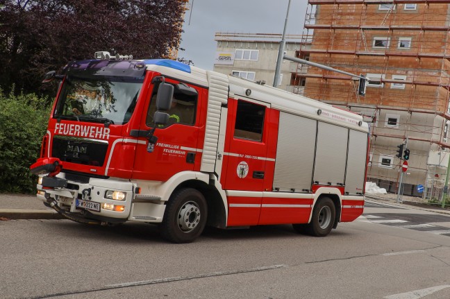 Isolieranstrich: Einsatzkrfte bei vermutetem Gasgeruch auf Baustelle in Wels-Innenstadt im Einsatz