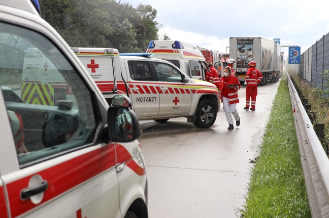 LKW-Brand auf Westautobahn bei Sattledt - Zwei Ersthelfer bei Löschmaßnahmen leicht verletzt