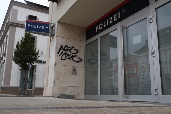 Schden durch Graffiti: Polizeiinspektion und viele weitere Objekte im Welser Stadtgebiet beschmiert