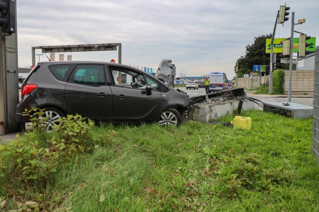 Auto kollidiert bei Verkehrsunfall in Wels-Schafwiesen mit Steuerungskasten der Ampelanlage