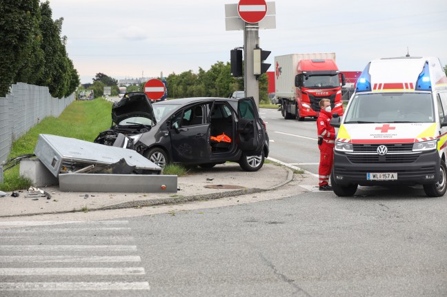 Auto kollidiert bei Verkehrsunfall in Wels-Schafwiesen mit Steuerungskasten der Ampelanlage