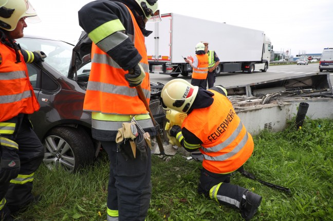 Auto kollidiert bei Verkehrsunfall in Wels-Schafwiesen mit Steuerungskasten der Ampelanlage