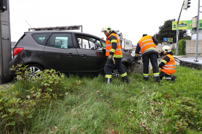 Auto kollidiert bei Verkehrsunfall in Wels-Schafwiesen mit Steuerungskasten der Ampelanlage