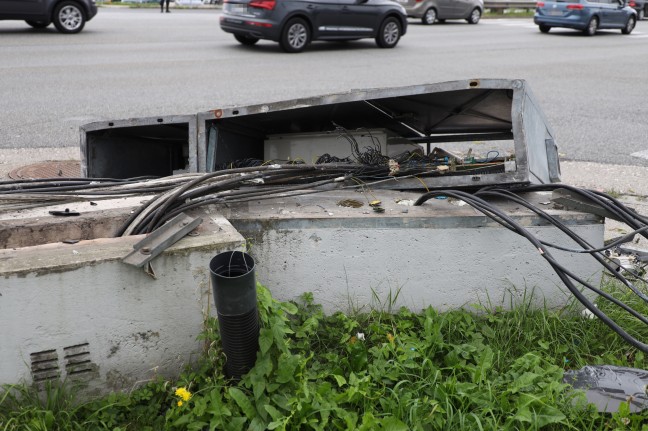 Auto kollidiert bei Verkehrsunfall in Wels-Schafwiesen mit Steuerungskasten der Ampelanlage