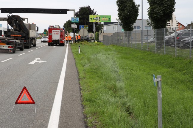 Auto kollidiert bei Verkehrsunfall in Wels-Schafwiesen mit Steuerungskasten der Ampelanlage