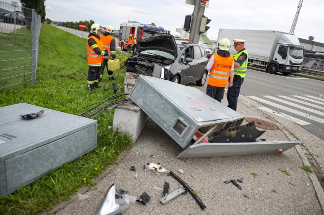 Auto kollidiert bei Verkehrsunfall in Wels-Schafwiesen mit Steuerungskasten der Ampelanlage