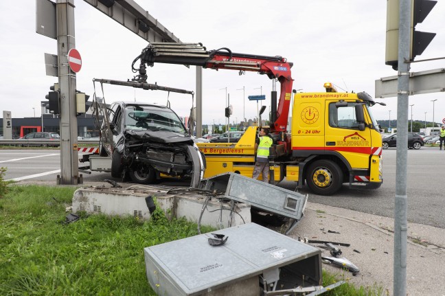 Auto kollidiert bei Verkehrsunfall in Wels-Schafwiesen mit Steuerungskasten der Ampelanlage