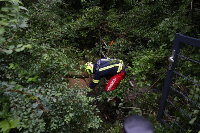 Feuerwehr bei Verklausungen nach strkerem Regen an mehreren Stellen in Schleiheim im Einsatz