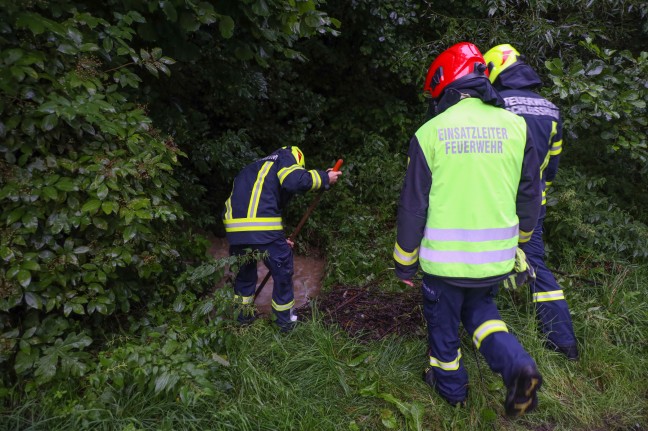 Feuerwehr bei Verklausungen nach stärkerem Regen an mehreren Stellen in Schleißheim im Einsatz