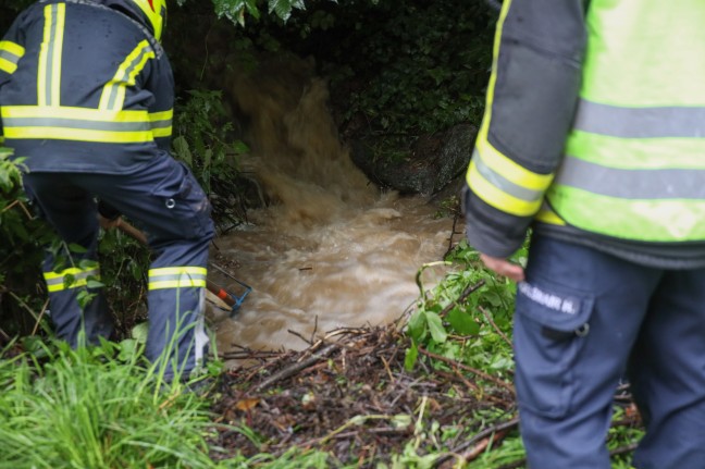 Feuerwehr bei Verklausungen nach stärkerem Regen an mehreren Stellen in Schleißheim im Einsatz