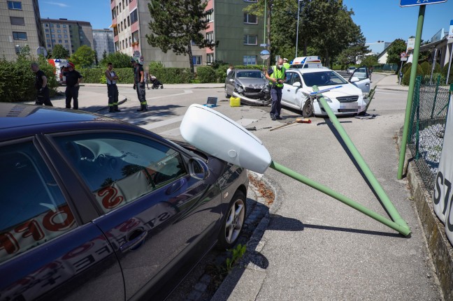 Kollision zweier Autos in einem Kreuzungsbereich in Wels-Vogelweide fordert zwei Verletzte