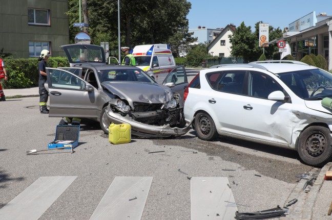 Kollision zweier Autos in einem Kreuzungsbereich in Wels-Vogelweide fordert zwei Verletzte