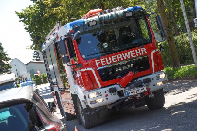 Kollision zweier Autos in einem Kreuzungsbereich in Wels-Vogelweide fordert zwei Verletzte