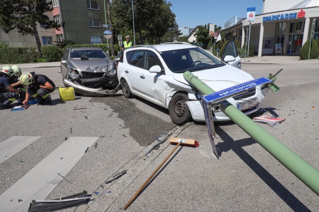 Kollision zweier Autos in einem Kreuzungsbereich in Wels-Vogelweide fordert zwei Verletzte