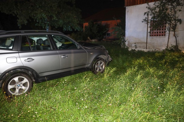 Auto in Bad Hall gegen landwirtschaftliches Nebengebäude gekracht