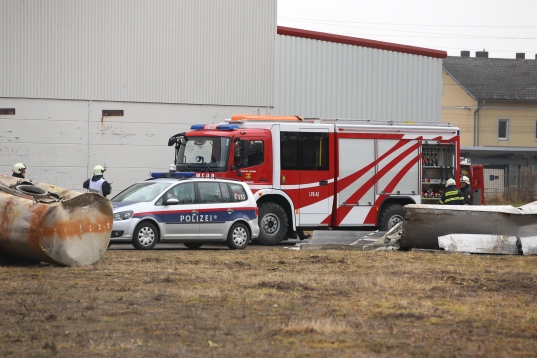 Feuerwehr musste brennenden Tankaufbau in Krenglbach löschen