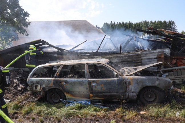 Drei Feuerwehren bei Garagenbrand neben Bauernhof in Neukirchen bei Lambach im Einsatz