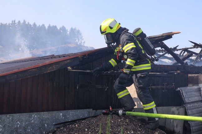 Drei Feuerwehren bei Garagenbrand neben Bauernhof in Neukirchen bei Lambach im Einsatz