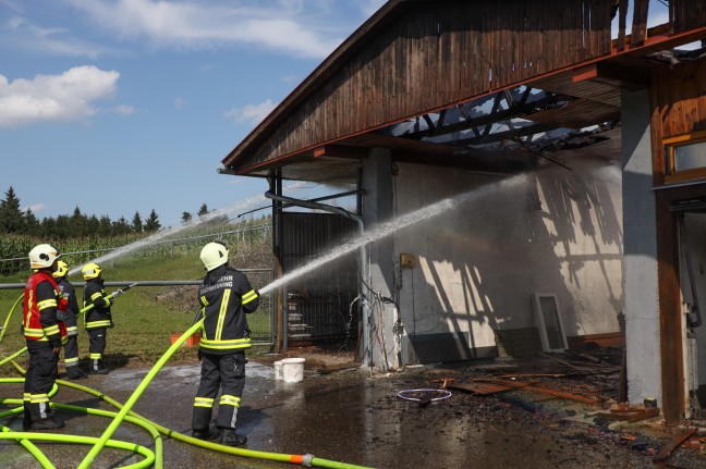 Drei Feuerwehren bei Garagenbrand neben Bauernhof in Neukirchen bei Lambach im Einsatz