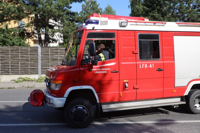 Kreuzungscrash in Aschach an der Donau: Feuerwehrleute als Ersthelfer retten Insassen aus brennendem Auto