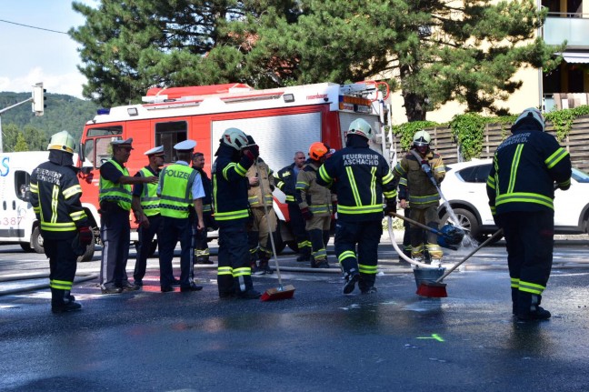 Kreuzungscrash in Aschach an der Donau: Feuerwehrleute als Ersthelfer retten Insassen aus brennendem Auto