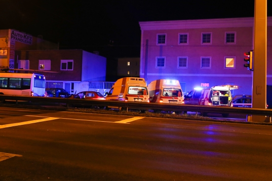 Schwerverletzte bei Verkehrsunfall zwischen O-Bus und PKW in Leonding