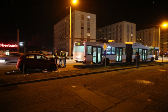 Schwerverletzte bei Verkehrsunfall zwischen O-Bus und PKW in Leonding