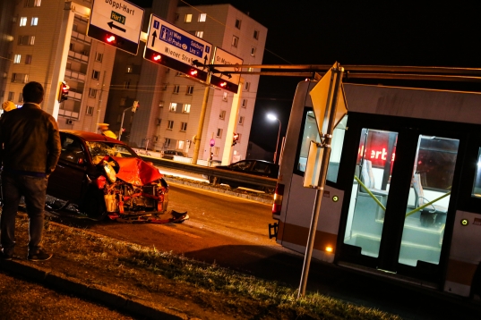 Schwerverletzte bei Verkehrsunfall zwischen O-Bus und PKW in Leonding