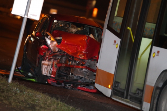 Schwerverletzte bei Verkehrsunfall zwischen O-Bus und PKW in Leonding