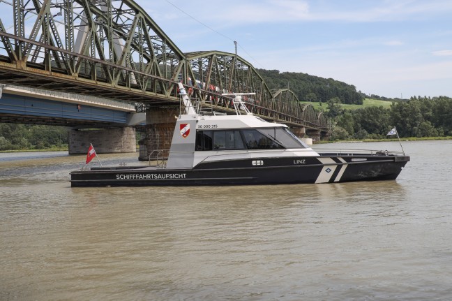 Segelflugzeug in Linz-Industriegebiet-Hafen in die Donau gestürzt