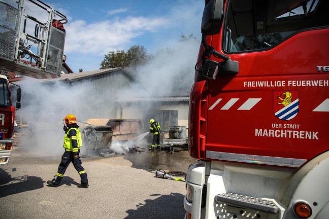 Brand mehrerer Abfallcontainer auf Firmengelände in Marchtrenk