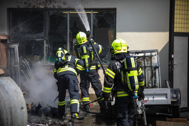 Brand mehrerer Abfallcontainer auf Firmengelände in Marchtrenk