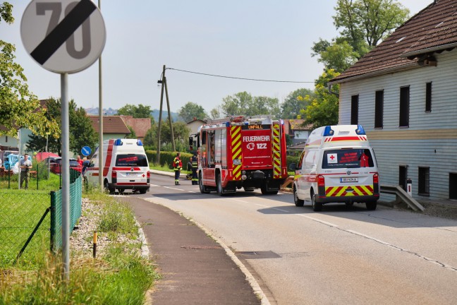 Einsatzkrfte bei Verkehrsunfall in Engerwitzdorf im Einsatz