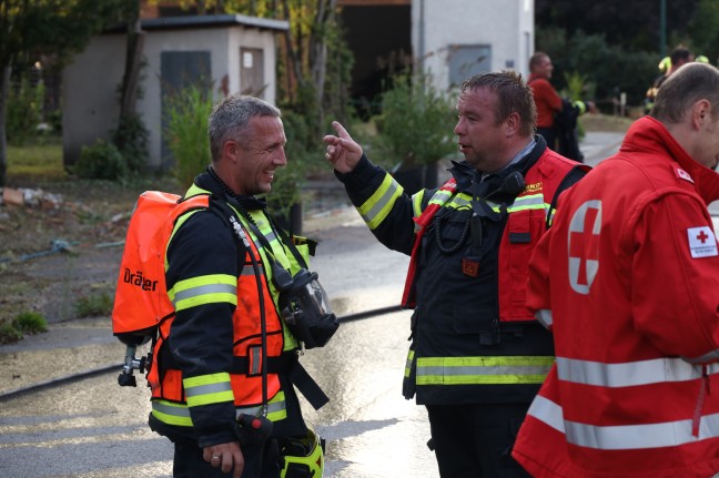 Gefährlicher Brandeinsatz in teilweise einsturzgefährdeter alter Mühle in Schwanenstadt