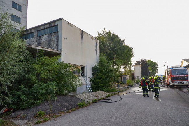 Gefhrlicher Brandeinsatz in teilweise einsturzgefhrdeter alter Mhle in Schwanenstadt