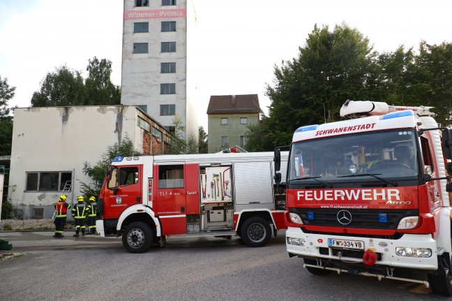 Gefährlicher Brandeinsatz in teilweise einsturzgefährdeter alter Mühle in Schwanenstadt